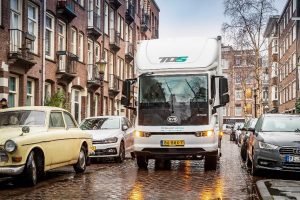Caminhões Elétricos YD ETM6 passando nas Ruas de Amsterdam, Holanda
