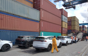 As primeiras unidades do BYD Tan EV chegam ao porto de Vila Velha (ES)